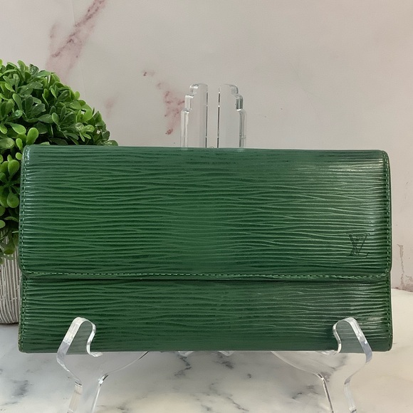 GUC Louis Vuitton Green Epi International Wallet - Picture 1 of 7